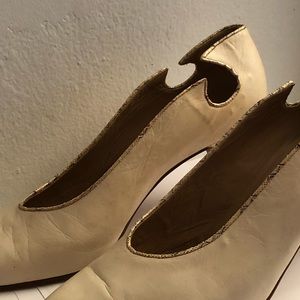 Vintage Maud Frizon beige shoes with gold snakeskin trim and cutouts size 39 1/2
